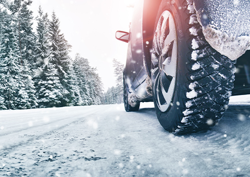 Auto fährt im Schnee